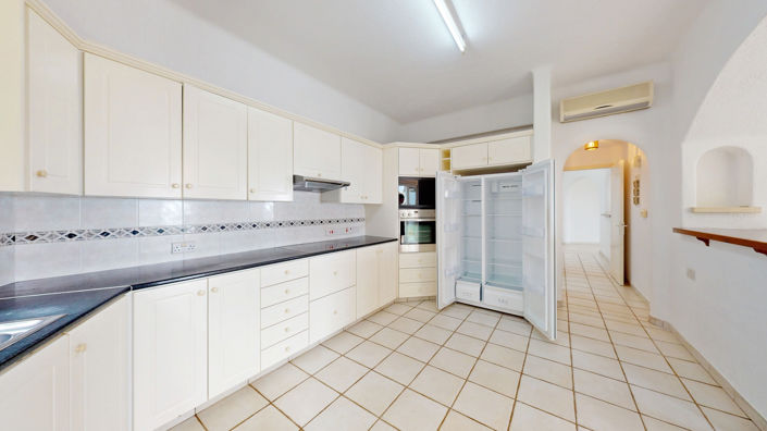 Image No.8-5 Bed House for sale