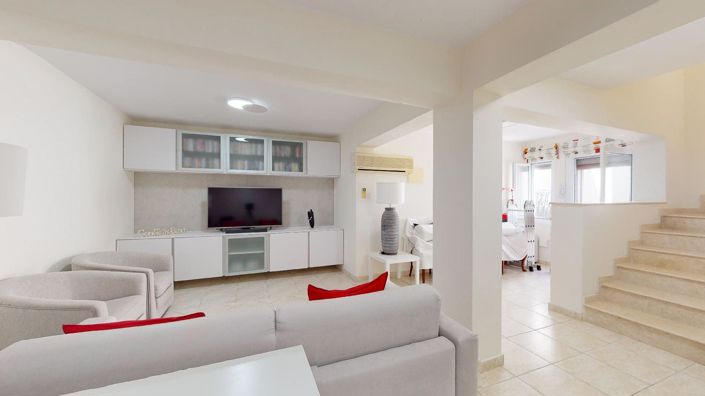 Image No.11-3 Bed House for sale