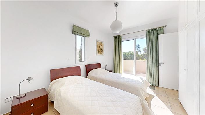 Image No.18-5 Bed House for sale