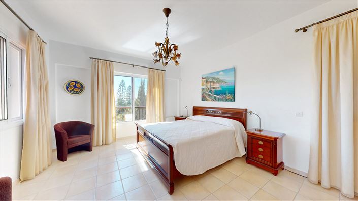 Image No.9-5 Bed House for sale