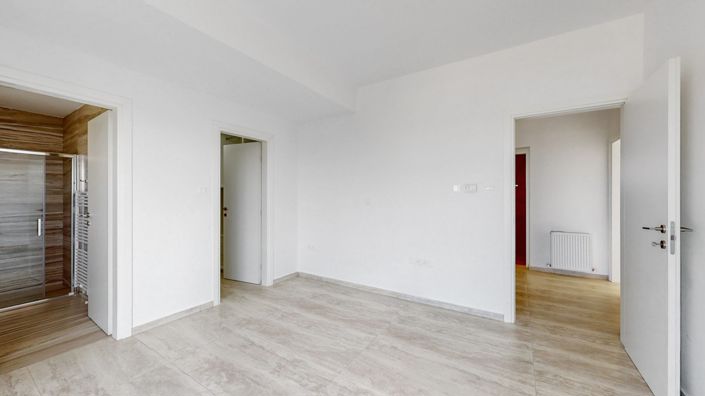 Image No.19-5 Bed House for sale