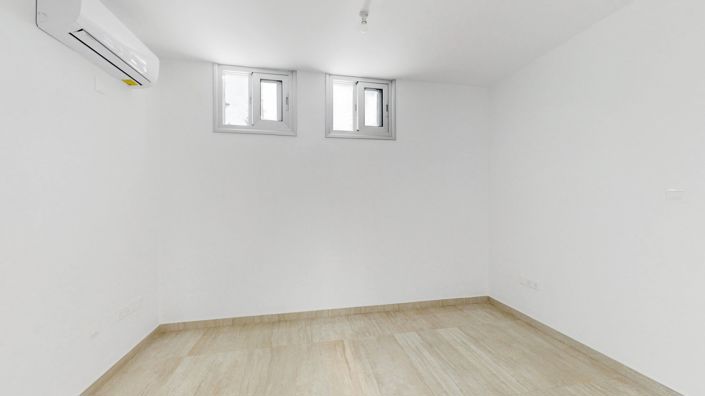 Image No.7-5 Bed House for sale