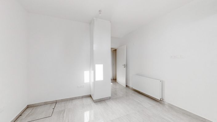 Image No.8-5 Bed House for sale