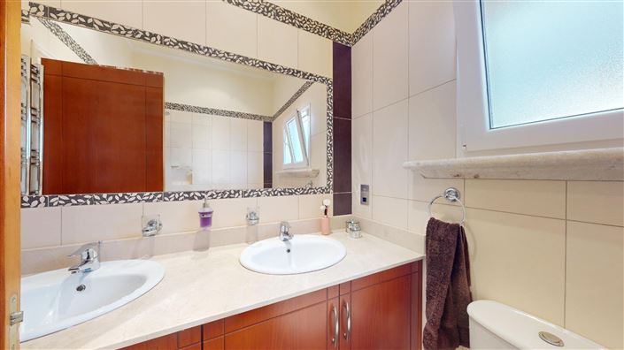 Image No.17-5 Bed House for sale