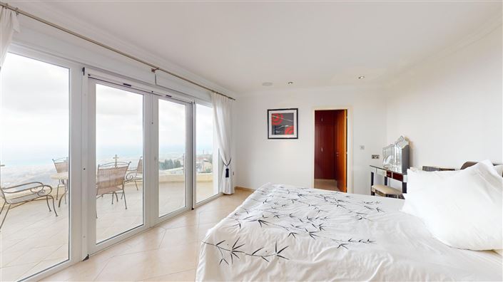 Image No.9-5 Bed House for sale