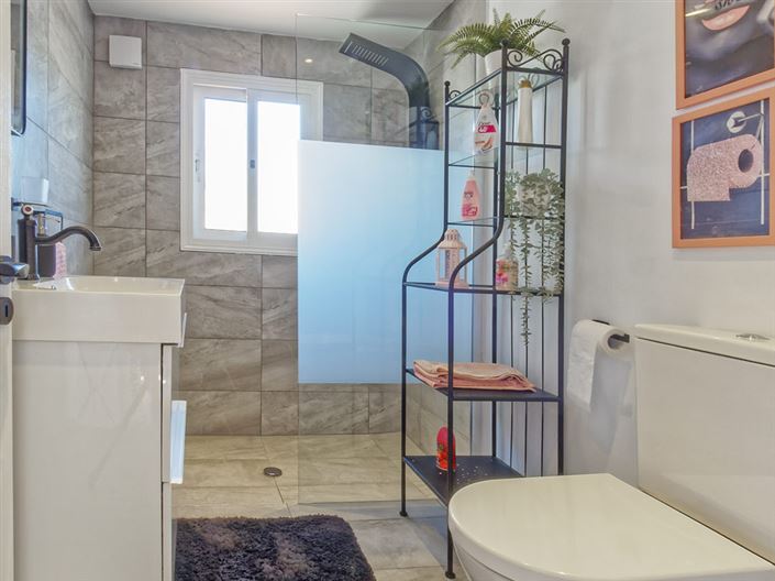 Image No.17-4 Bed House for sale