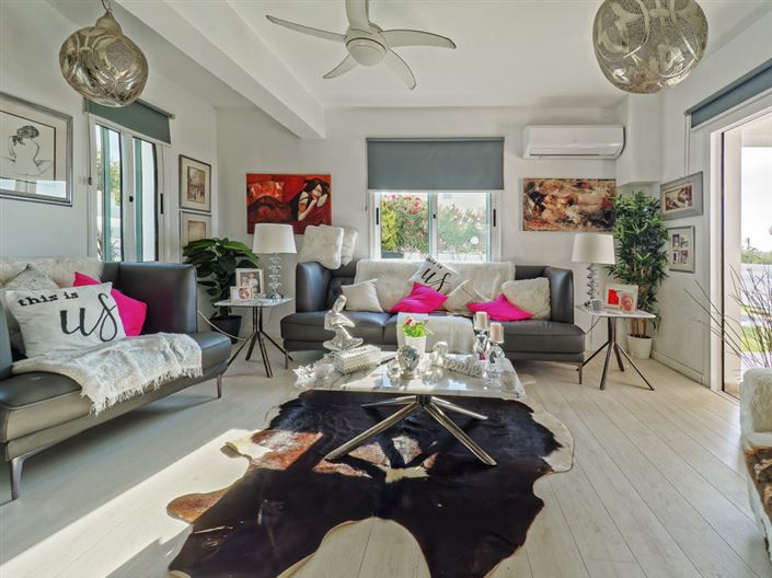 Image No.2-4 Bed House for sale