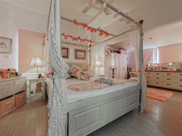 Image No.21-4 Bed House for sale