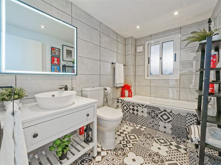 Image No.8-4 Bed House for sale