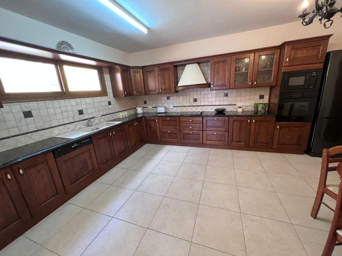 Image No.3-4 Bed House for sale