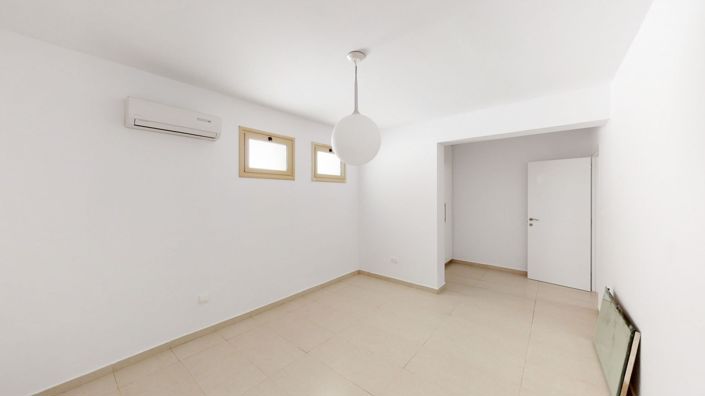 Image No.15-4 Bed House for sale