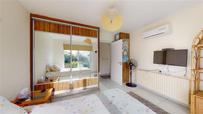 Image No.8-6 Bed House for sale