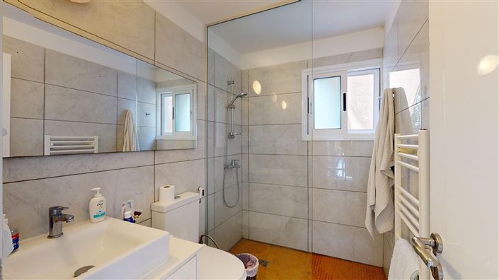 Image No.9-6 Bed House for sale