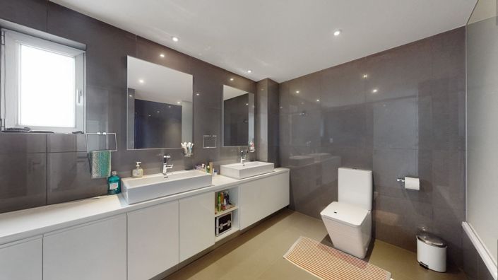 Image No.18-5 Bed House for sale