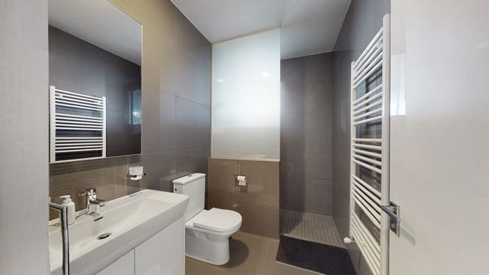 Image No.26-5 Bed House for sale