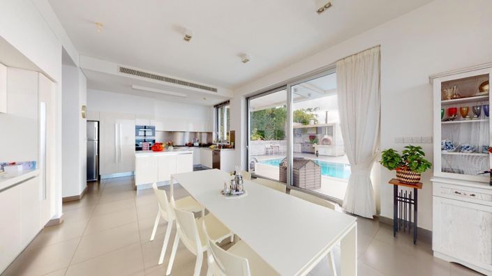 Image No.8-5 Bed House for sale