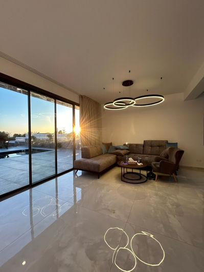 Image No.2-4 Bed House for sale