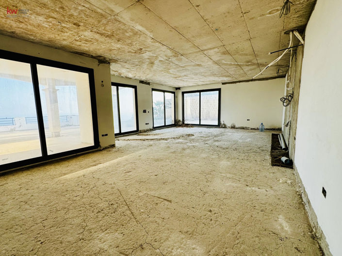 Image No.8-6 Bed House for sale