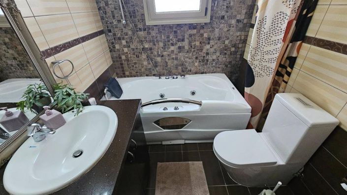 Image No.19-5 Bed House for sale