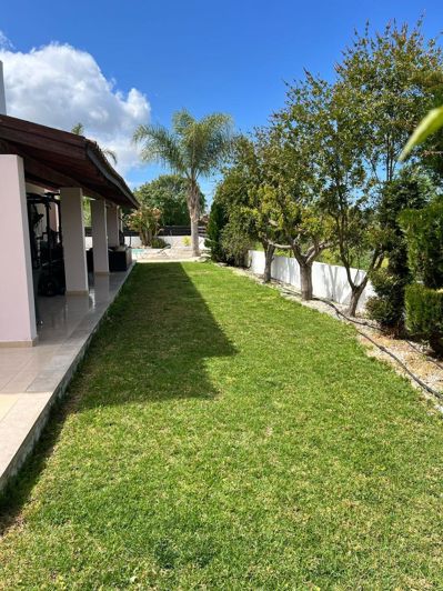 Image No.8-5 Bed House for sale