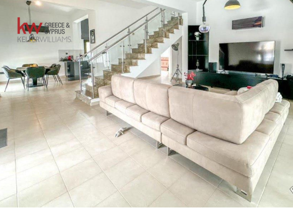 Image No.2-Maison de 8 chambres à vendre à Peyia