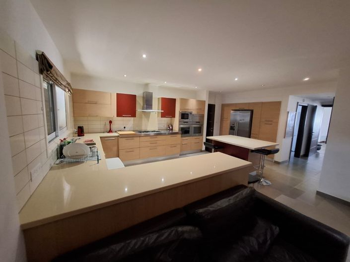 Image No.2-6 Bed House for sale