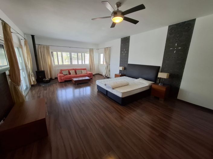 Image No.8-6 Bed House for sale