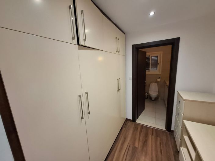 Image No.9-6 Bed House for sale