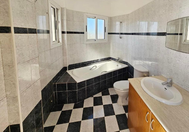 Image No.9-4 Bed House for sale