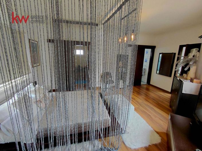 Image No.6-5 Bed House for sale