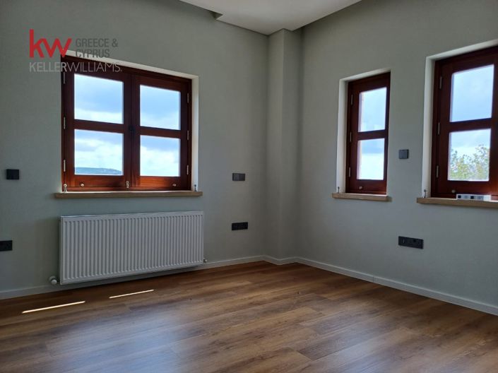 Image No.10-3 Bed House for sale