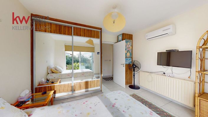 Image No.8-6 Bed House for sale
