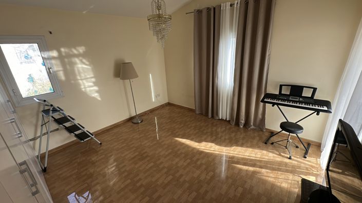 Image No.12-4 Bed Property for sale