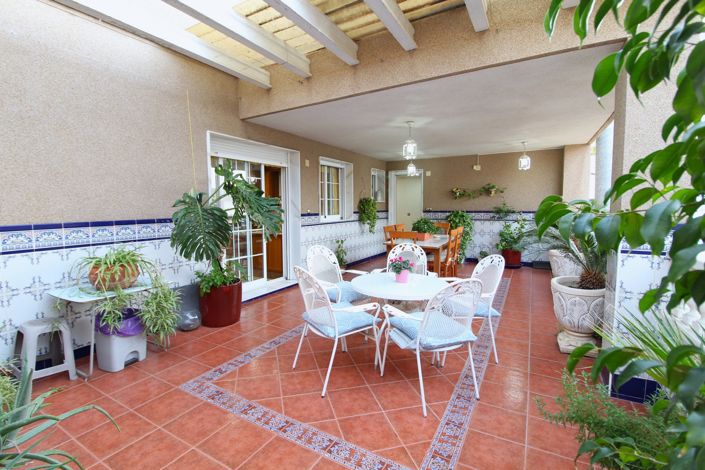 Image No.22-5 Bed Commercial for sale