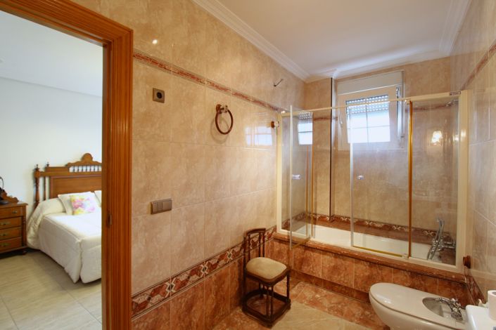 Image No.26-5 Bed Commercial for sale