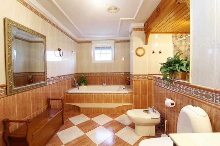 Image No.28-5 Bed Commercial for sale