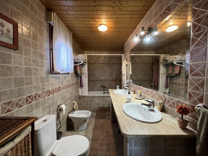 Image No.11-3 Bed Country House for sale