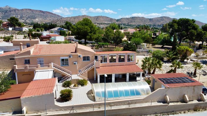 Image No.1-7 Bed Country House for sale