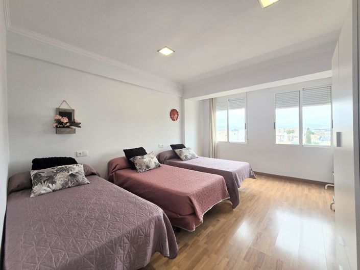 Image No.4-4 Bed Flat for sale