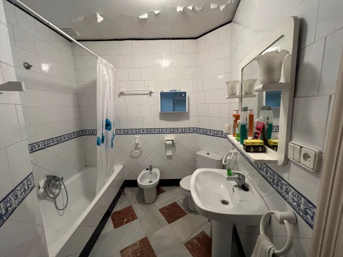 Image No.18-9 Bed Townhouse for sale