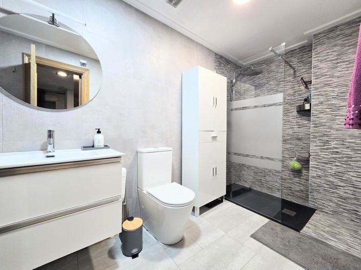 Image No.12-3 Bed Flat for sale