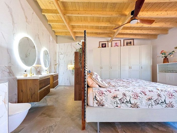 Image No.44-4 Bed Country House for sale