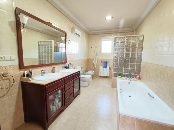 Image No.37-4 Bed Villa for sale