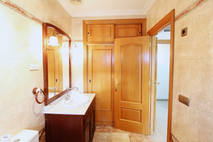 Image No.32-5 Bed Commercial for sale