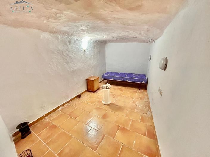 Image No.6-5 Bed House for sale