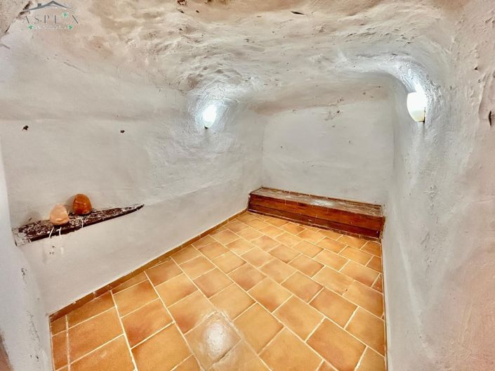 Image No.7-5 Bed House for sale