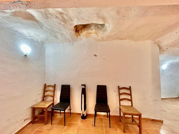 Image No.9-5 Bed House for sale