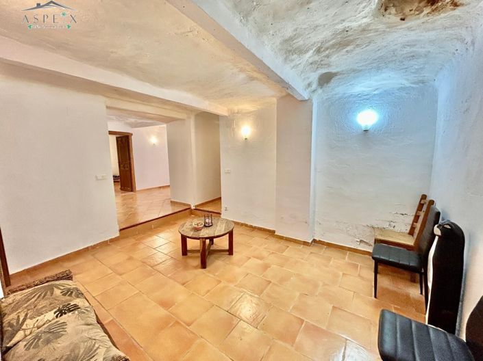 Image No.8-5 Bed House for sale