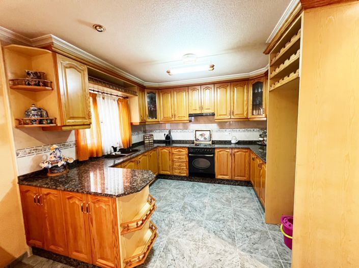 Image No.20-4 Bed Country House for sale