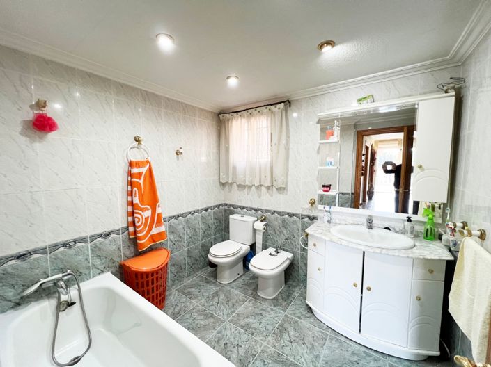 Image No.25-4 Bed Country House for sale